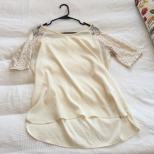 Cream hi-lo shirt with 3/4 lace detail sleeves.